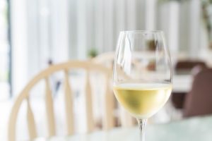 Taça de vinho brancoem no conteúdo sobre temperatura ideal de cada vinho.